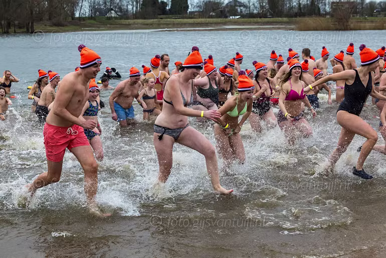 2025 01 01 Nieuwjaarsduik Bommelerw 2025